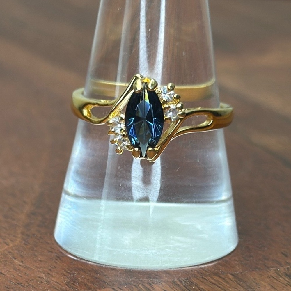 Vintage Gold & Blue Stone Ring - Picture 2 of 12